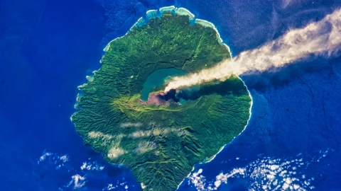 Una isla en medio del océano con una vista aérea tomada desde un satélite