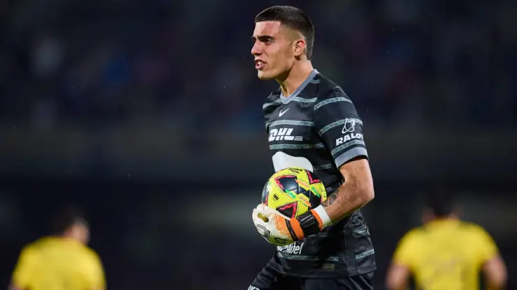 Alex Padilla, portero de Pumas en la Liga MX.