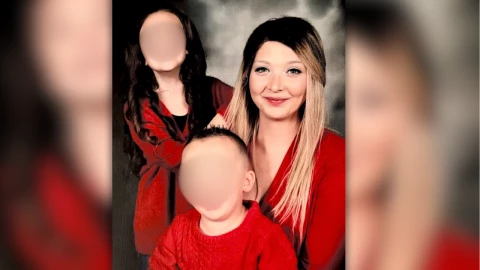 Kaylin Gawf con sus dos hijos posando para una foto