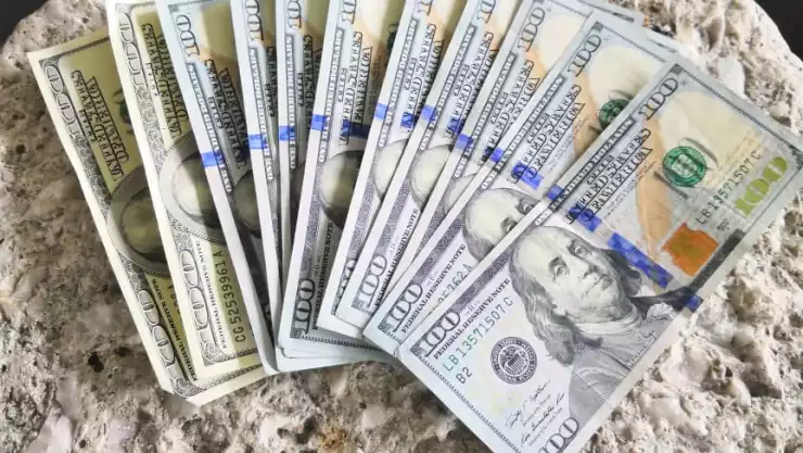 Mil 100 dólares hallados en el AICM