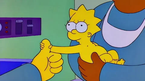 En la imagen, Maggie Simpson, recién nacida, toma el dedo de Homero Simpson.