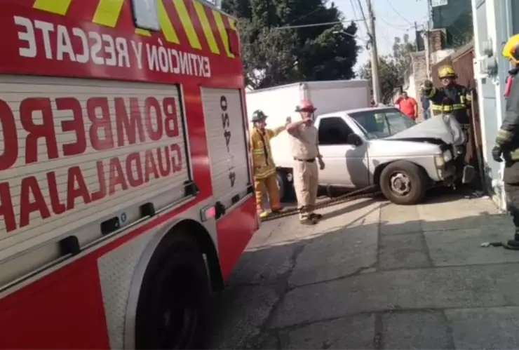 VIDEO | Hombre sufre convulsiones al manejar e impacta contra una cochera en la colonia Belisario Domínguez