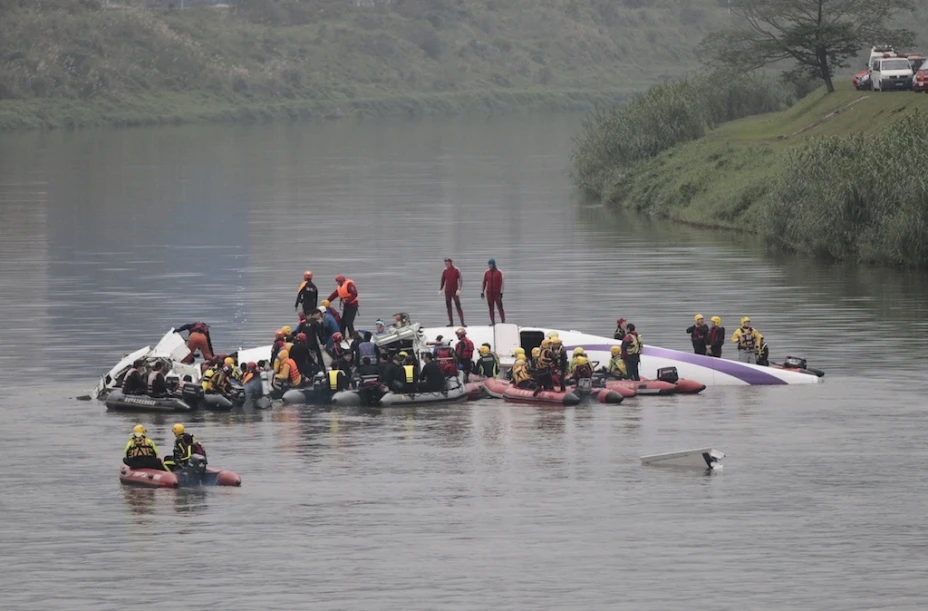 Elementos de rescate en los restos del avión de Taiwán