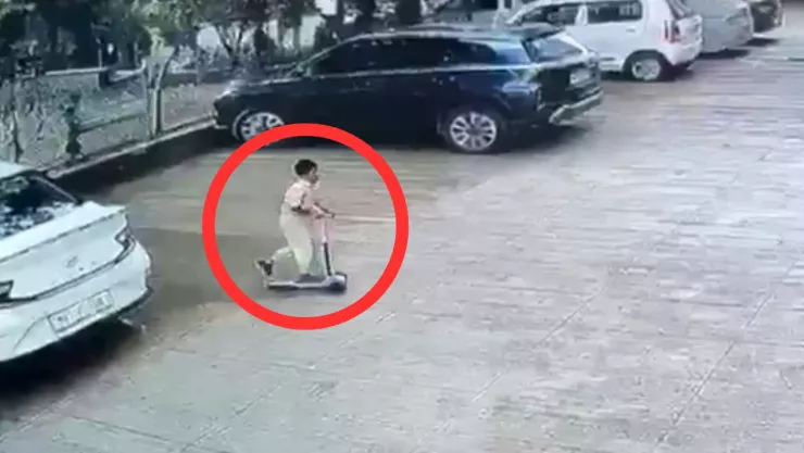 Conductor arrolla a menor que jugaba con patineta y lo lleva al hospital sin vida