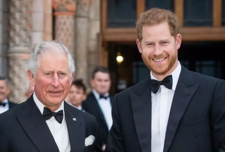 El príncipe Harry voló para ver a su padre el rey Carlos III