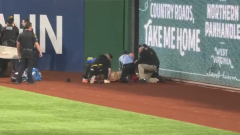 Aficionado cae desde seis metros durante partido en el PNC Park.