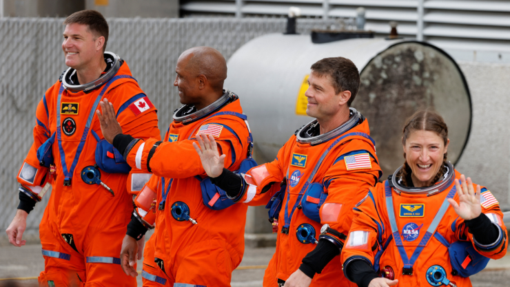 La tripulación de la misión Artemis II , que sobrevolará la Luna, compuesta por los astronautas de la NASA Reid Wiseman, Victor Glover y Christina Koch, y el astronauta de la CSA (Agencia Espacial Canadiense) Jeremy Hansen, saluda a la gente antes de abordar la furgoneta espacial que los llevará a la plataforma de lanzamiento 39B en el Centro Espacial Kennedy en Cabo Cañaveral, Florida, EE. UU., el 1 de abril de 2026.