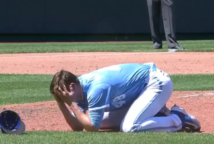 Beisbolista recibe fuerte pelotazo en la cara