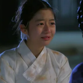 En el episodio 4, la historia sigue desplegándose con la gracia de un susurro estelar, mientras Do Min-joon intenta mantener su imperturbable distancia, consciente de los tres meses que aún le quedan antes de partir.