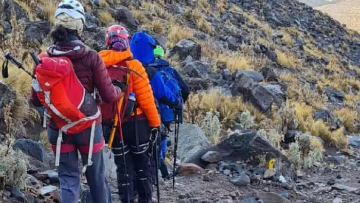 Rescatan a tres alpinistas perdidos en el Pico de Orizaba; aún falta el guía.jpg
