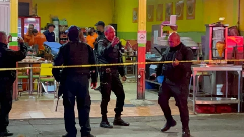 Asaltantes balean a comensales en Guadalajara.