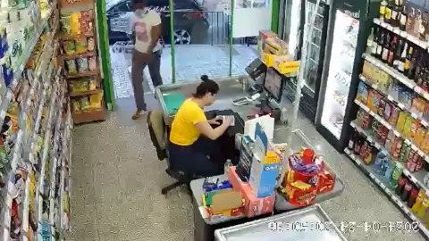 ¡Momentos de terror! Ladrón aplica llave china a cajera; quería robar dinero de una tienda (VIDEO)