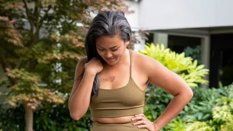 Oscurecer el pelo canoso de forma natural es posible con esta planta