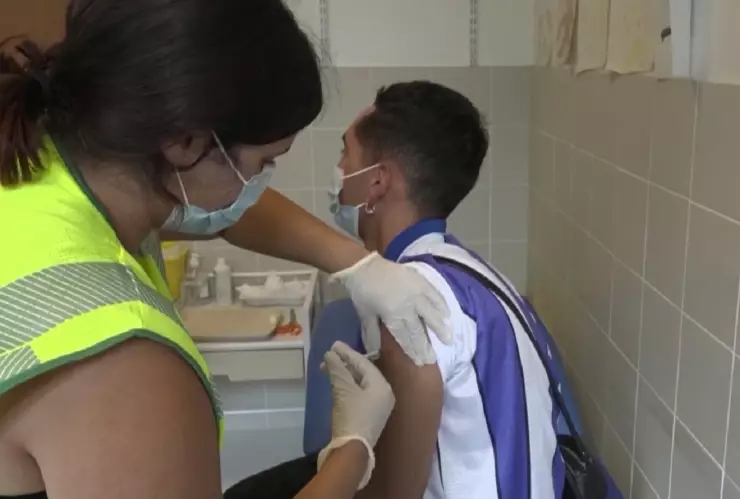 Filas y filas para recibir vacuna vs viruela del mono en París, hay cientos de infectados.