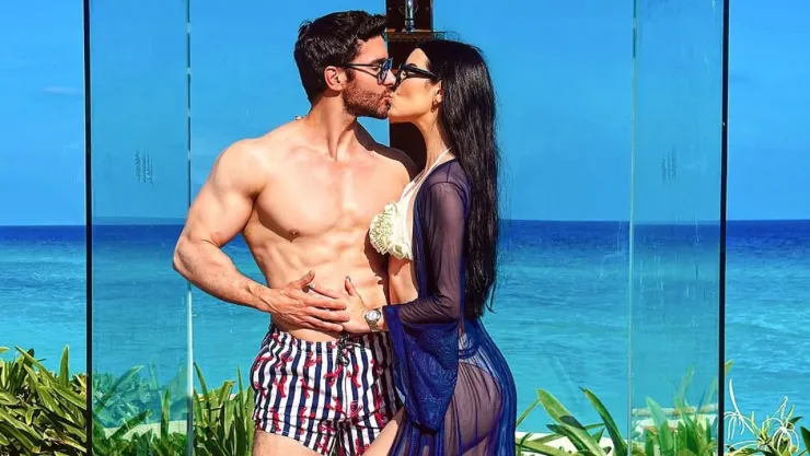 Kike Mayagoitia se escapa con su esposa a cita romántica en la playa.