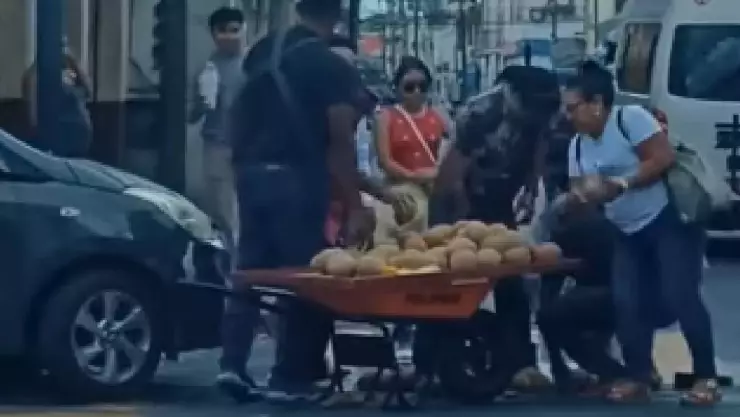 Carretilla con mameyes vuelca en el centro de Mérida y ciudadanos sorprenden con inesperada reacción