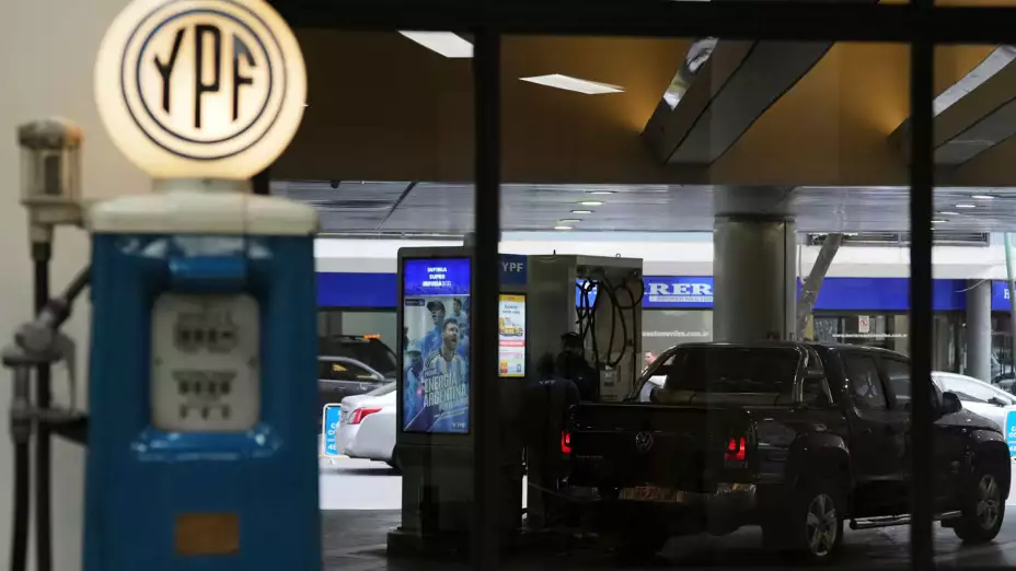 Gasolinera de YPF en Buenos Aires, Argentina.