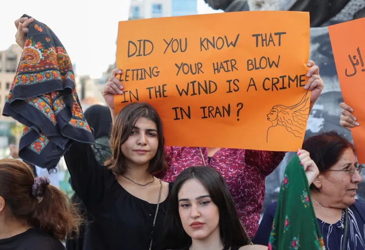 Miles de mujeres protestan por muerte de Mahsa Amini en Irán.