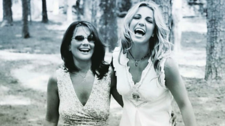 Mamá de Britney Spears trabaja como maestra sustituta por pelearse con su hija
