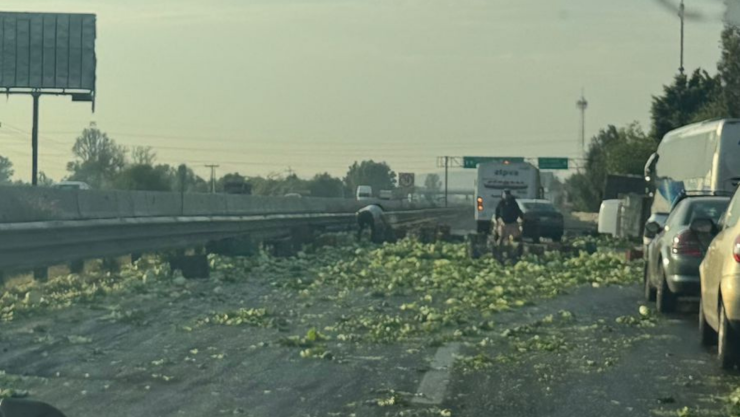 Volcadura en la Querétaro-México 30 de marzo