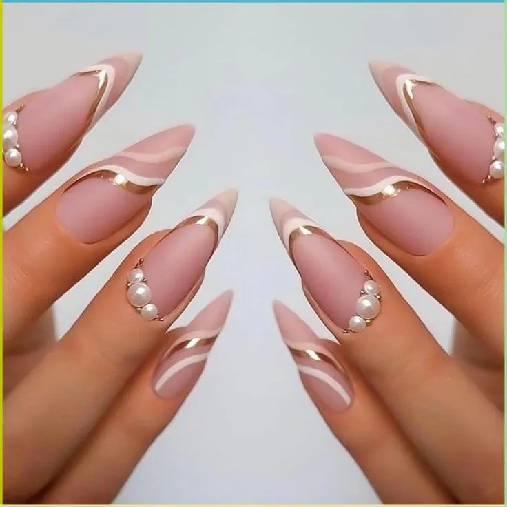 6 diseños de uñas tipo stiletto para looks extravagantes y fuera de lo común