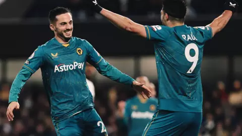 Raúl Jiménez celebra con Pablo Sarabia