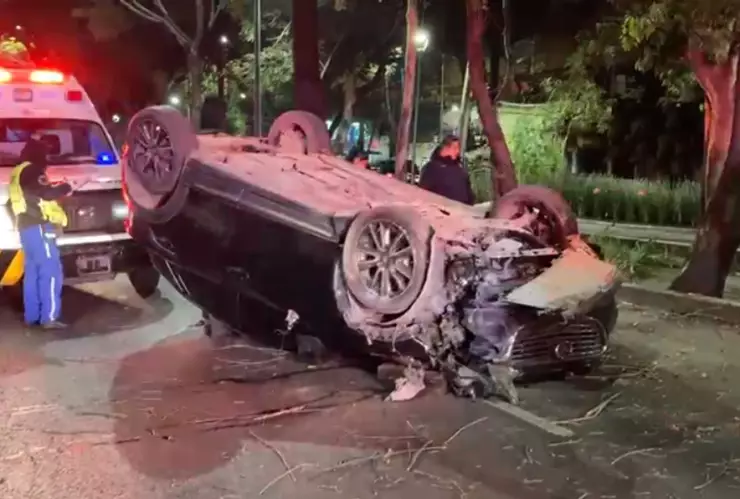 Santo Domingo | Accidente en Azcapotzalco deja una camioneta volteada por circular a exceso de velocidad