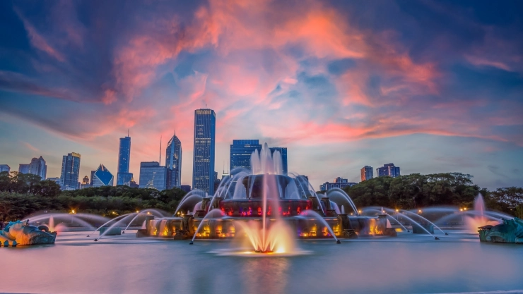 Vista panorámica de fuente de agua y la ciudad de Chicago en el fondo con sus grandes rascacielos