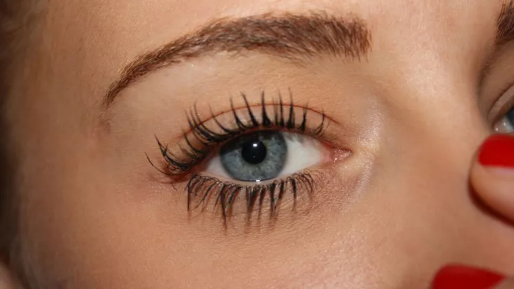 ¿Cómo hacer que tus pestañas se vean más largas sin rímel?