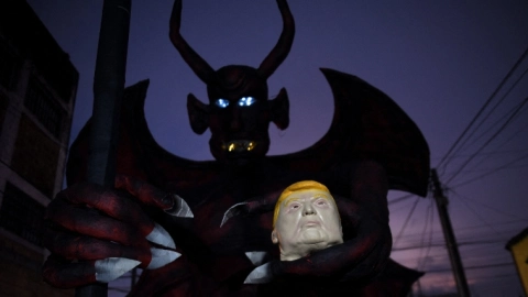 Piñatas de Trump se observan durante la “Quema del Diablo” en Guatemala