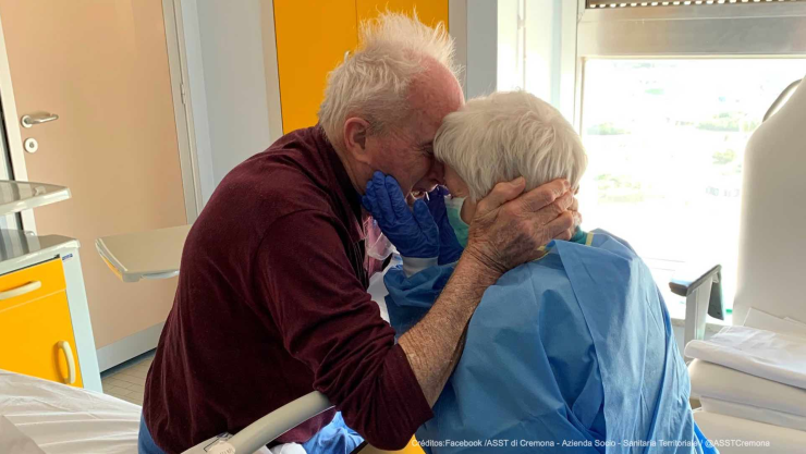 pareja ancianos italianos reencuentro covid-19.jpg