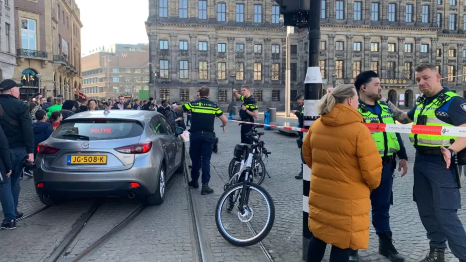 Apuñalamiento masivo deja múltiples heridos hoy en plaza turística de Ámsterdam