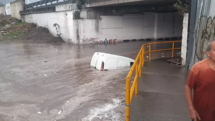 ¡Ecatepec bajo el agua! Vehículo queda atrapado bajo puente inundado