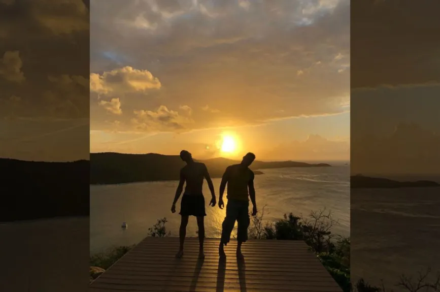 Ricky Martin y su pareja puesta de sol.jpg