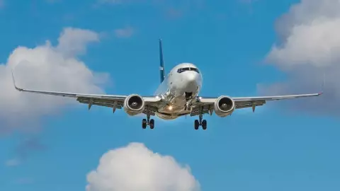 Detienen a pasajero en pleno vuelo a Cancún por agredir sexualmente a azafata