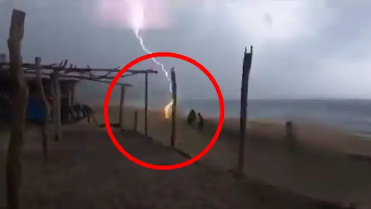 Cae rayo en Maruata, Michoacán