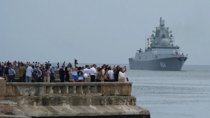 Cubanos hacen filas para conocer la fragata rusa