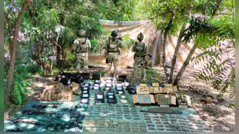 Ejército halla arsenal en Tepuche, Sinaloa; decomisan armas, municiones y equipo táctico