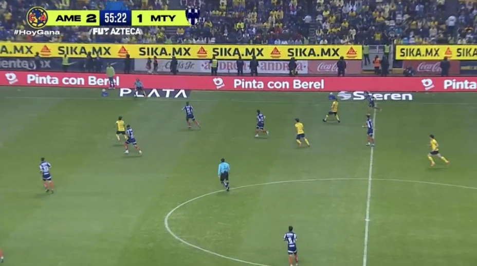 América intenta anotar el tercer gol de la noche