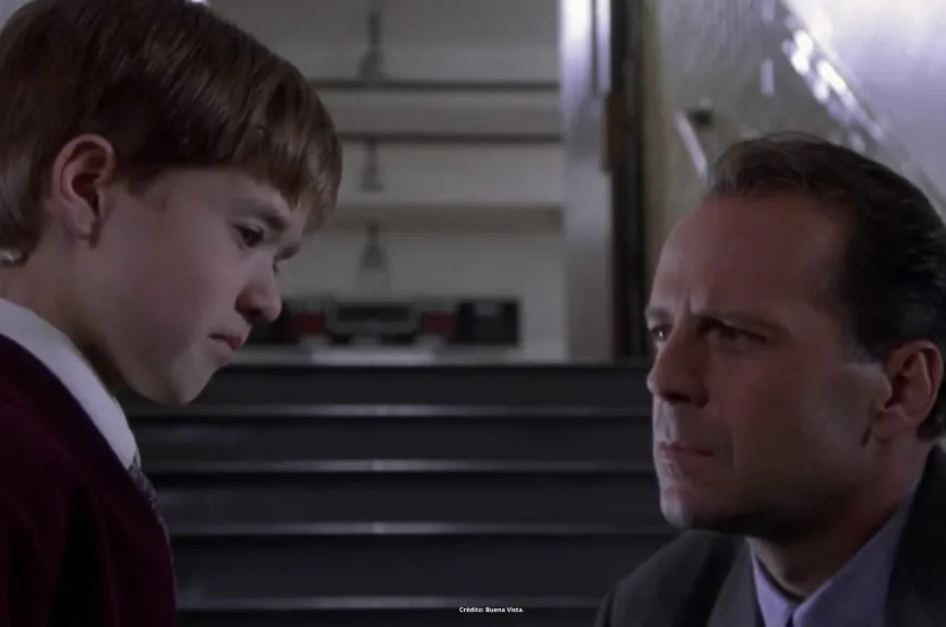 Escena de la película ‘El Sexto Sentido’ (Sixth Sense) con Halley Jeol Osment y Bruce Willis por Azteca 7.