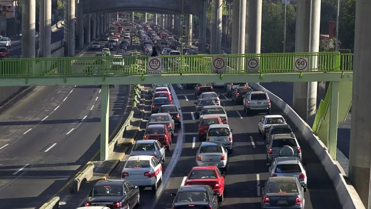 largas filas de autos en un sentido de la vialidad