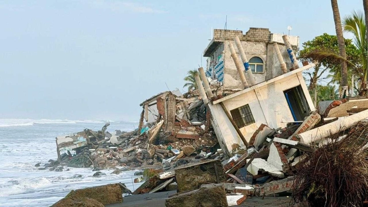 oleaje-huracan-genevieve-derrumba-parte-del-hotel-las-palmitas-en-tecuanillo-colima