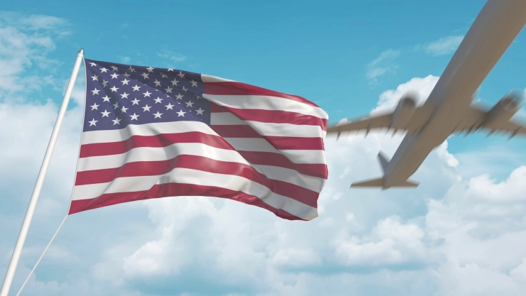 Un avión sobrevuela una bandera estadounidense.