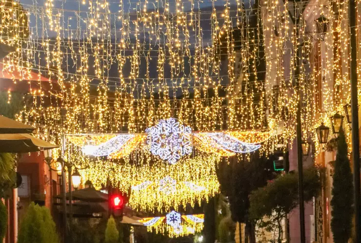 fotos san cristobal de las casas en diciembre adornos 2024 listo para vacaciones de navidad.jpg