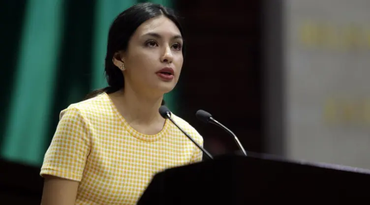 frida esparza.jpg