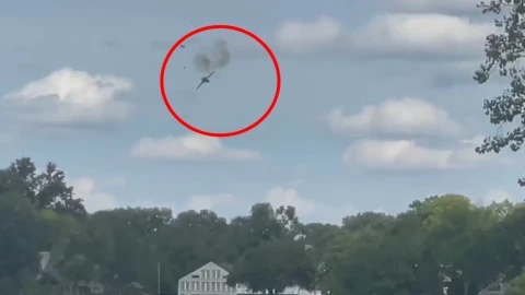 VIDEO_ En pleno espectáculo avión se impacta contra departamentos