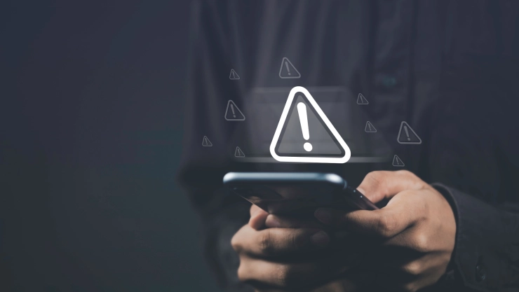 Una persona sostiene un celular