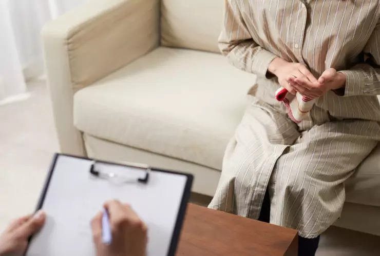 Aunque existen muchas técnicas para dejar de ser una persona narcisista, ir a terapia es de gran ayuda.