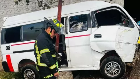 Transporte público se estrella contra un árbol en la Pátzcuaro-Morelia; hay varios lesionados.jpg