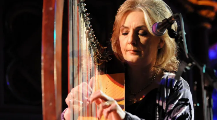 muere cantante moya brennan